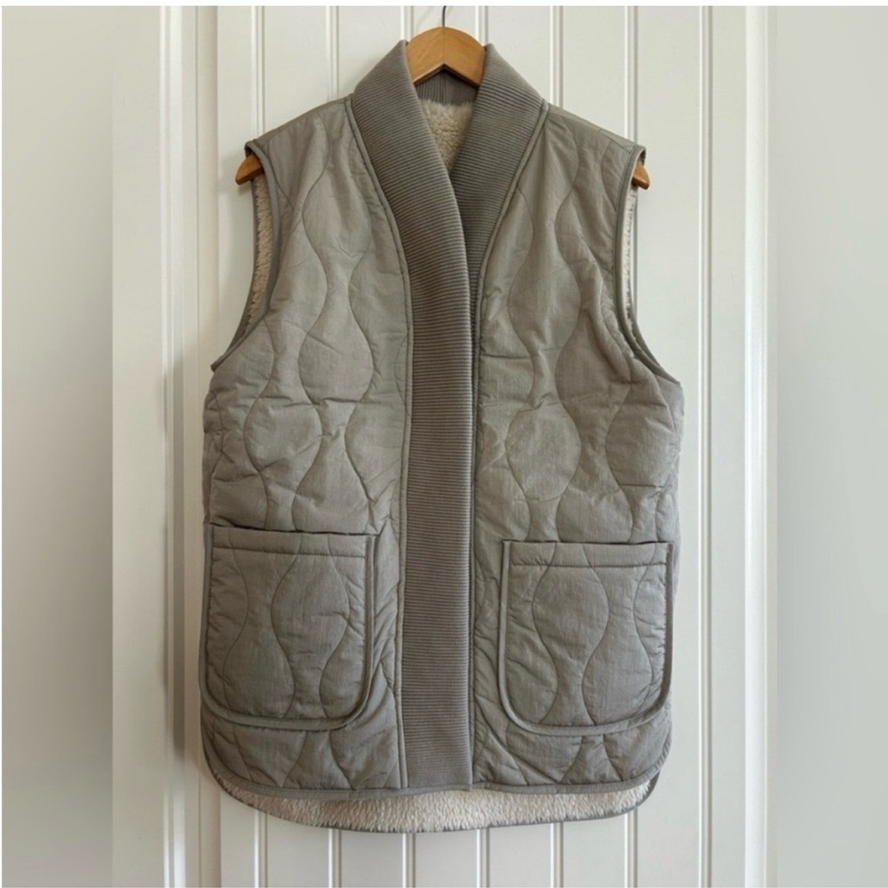 Varley Covey Reversible Quilt Gilet VEST
NWT - Picture 5 of 15